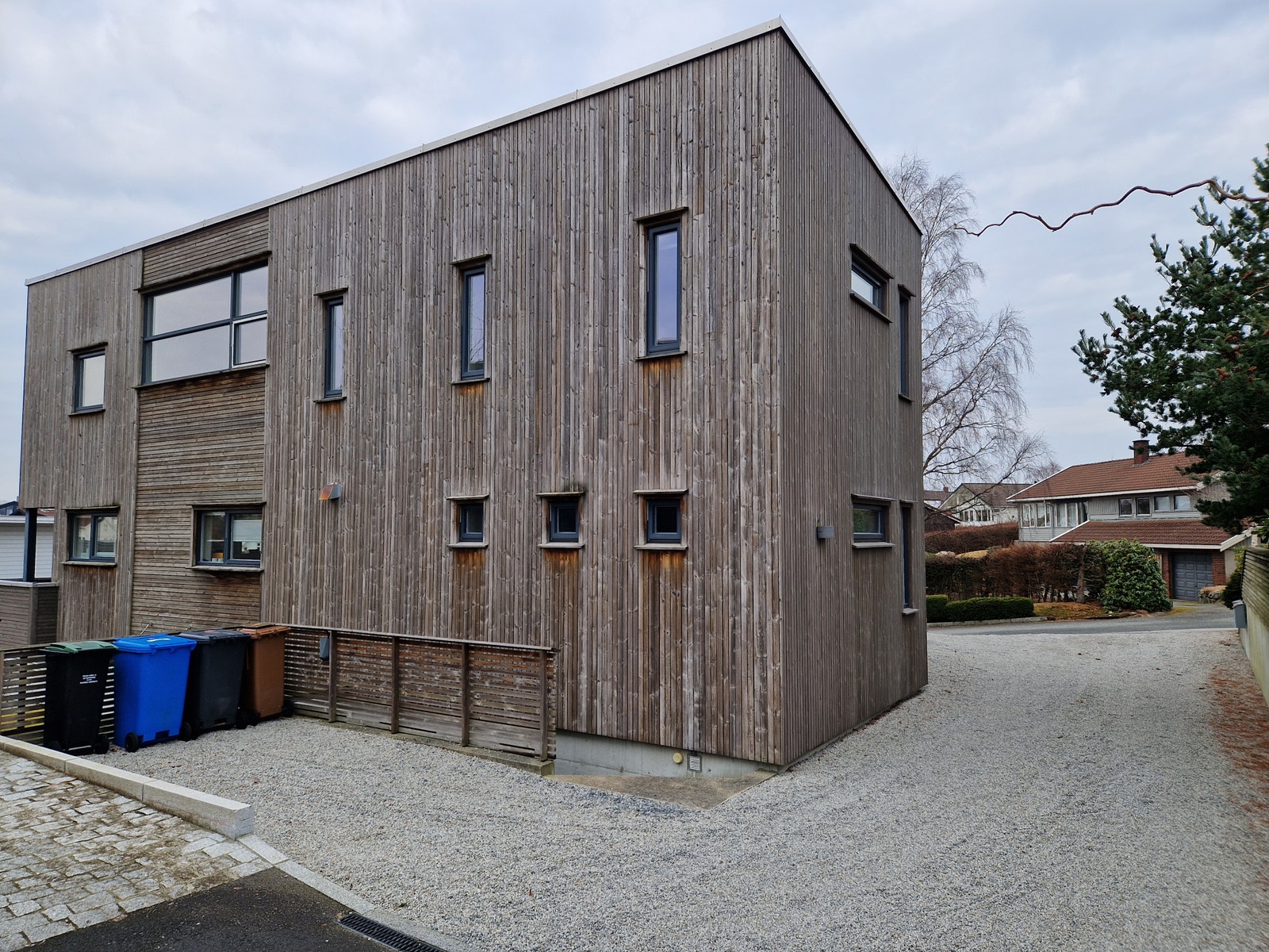 Parkering med elbillader.