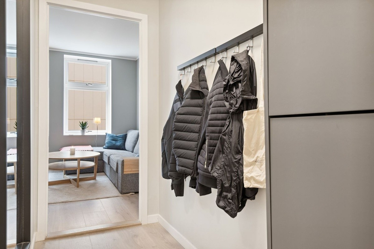 Entre med skohylle og knagger til jakker