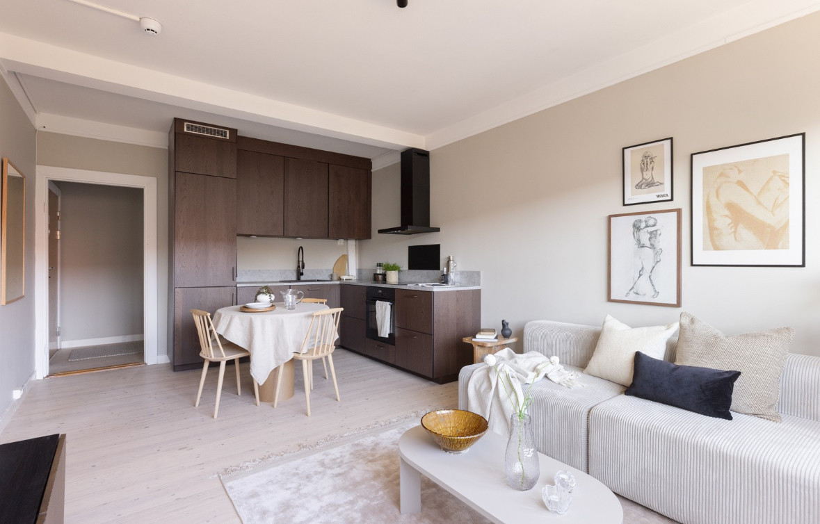 Stuen har flere naturlige møbelsoner med god plass til sofagruppe, mediemøblement og spisestue.