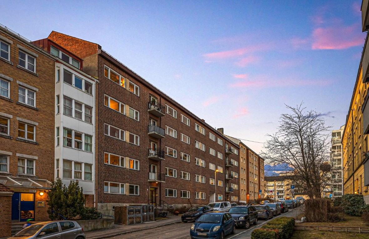 Fasade mot Frederik Glads gate. Her er det lite trafikk både på dag- og kveldstid.