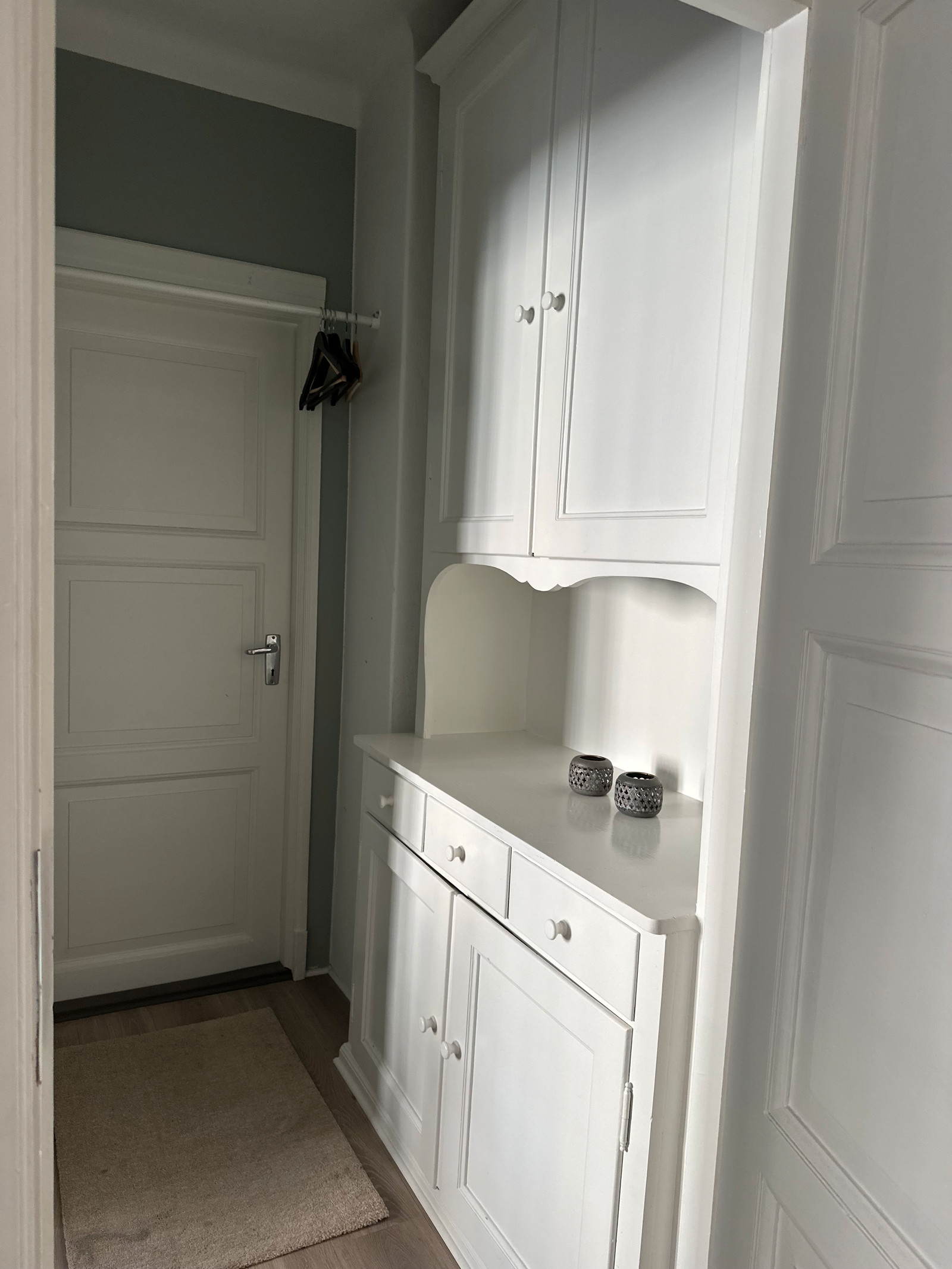 rom 4 forgang-med tilhørende skap som følger med