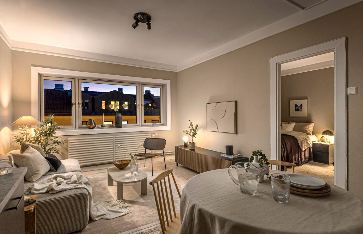 Beliggenheten er meget ettertraktet, sentralt på Sandaker med et godt utvalg av service- og kollektivtilbud rett utenfor døren. Samtidig bor du tilbaketrukket og skjermet til i lite trafikkert sidegate.