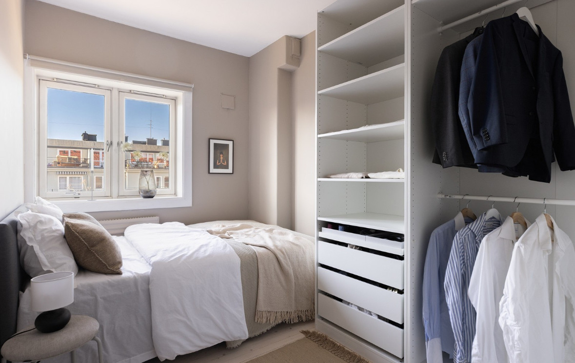 Sov 2: Praktisk soverom av god størrelse som egner seg godt til barnerom, gjesterom, kontor eller en kombinasjon av disse.