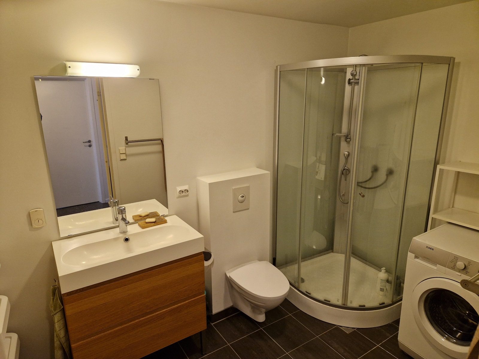 Bad med garderobeskap og vaskemaskin.