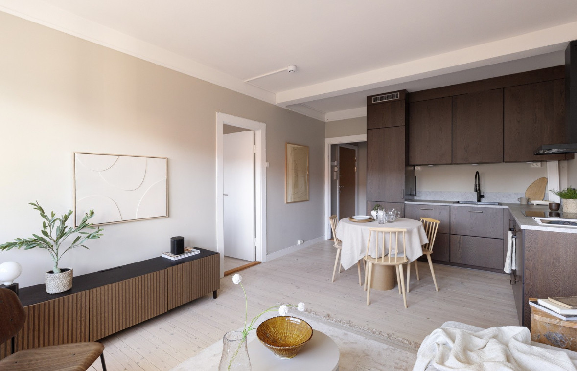 Leiligheten har åpen stue- og kjøkkenløsning med en stilren kjøkkeninnredning fra IKEA montert i 2024.