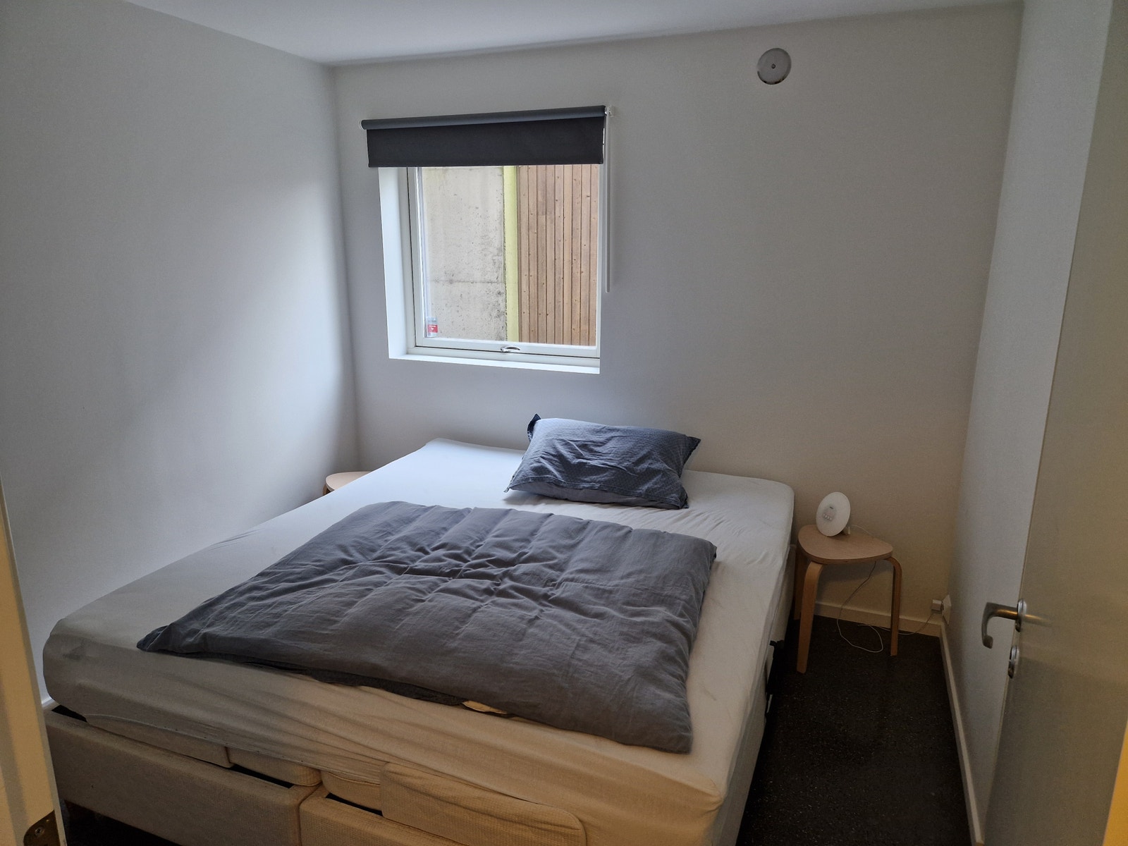 Soverom med garderobe.