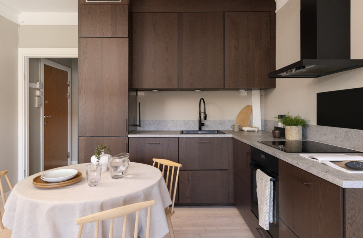 Kjøkkenet er utstyrt med helintegrert hvitevarer som induksjonsplatetopp, stekeovn, oppvaskmaskin og kjøle-/fryseskap.