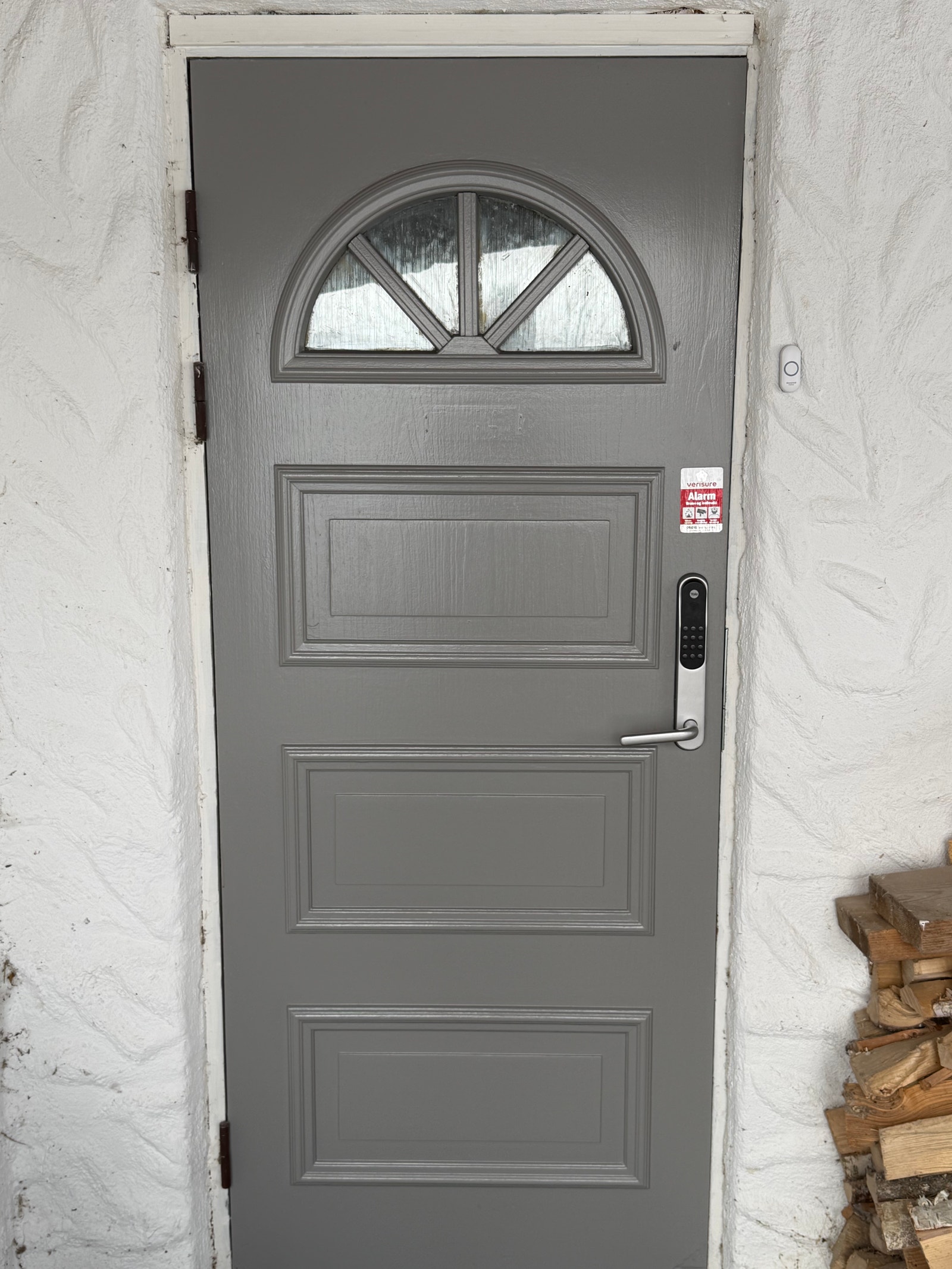 Inngangsdør, m/ Yale Doorman.
