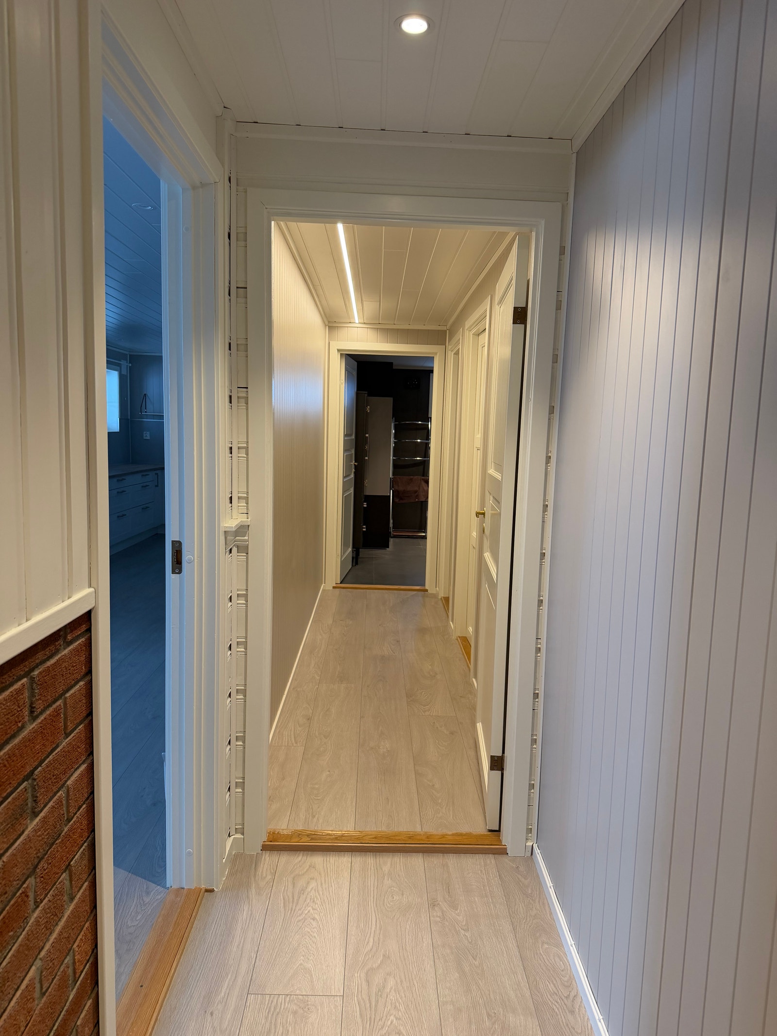 Entré og gang inn mot badet.