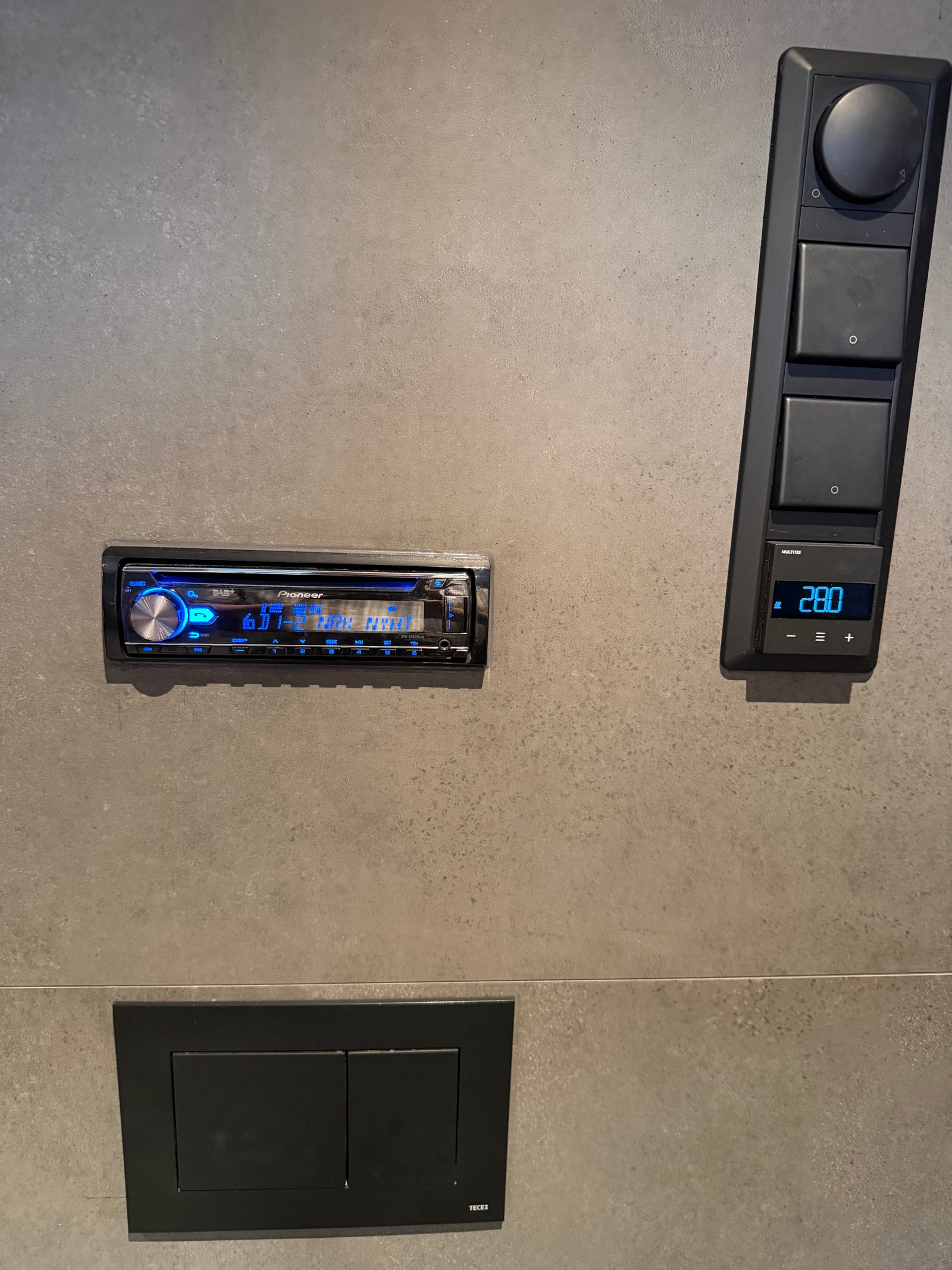 Integrert stereoanlegg med DAB-radio, CD og USB, tilknyttet fire innbygde høyttalere i taket.