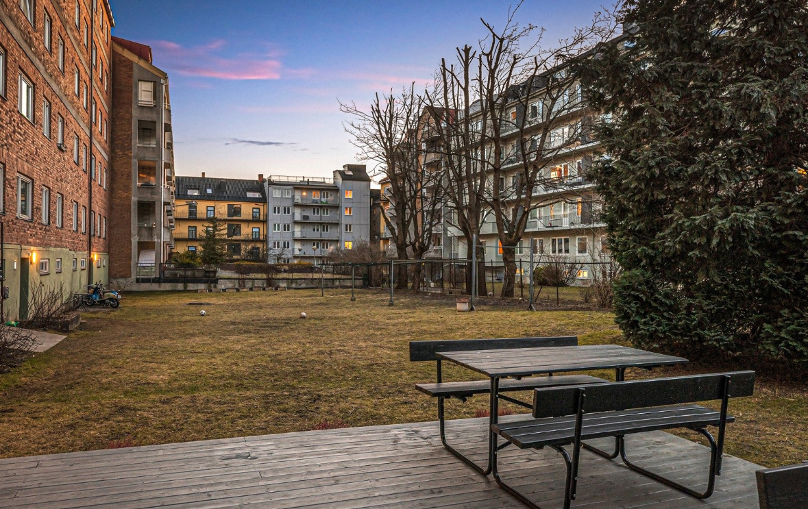 Sameiet har en stor bakhage for bruk til beboerne.