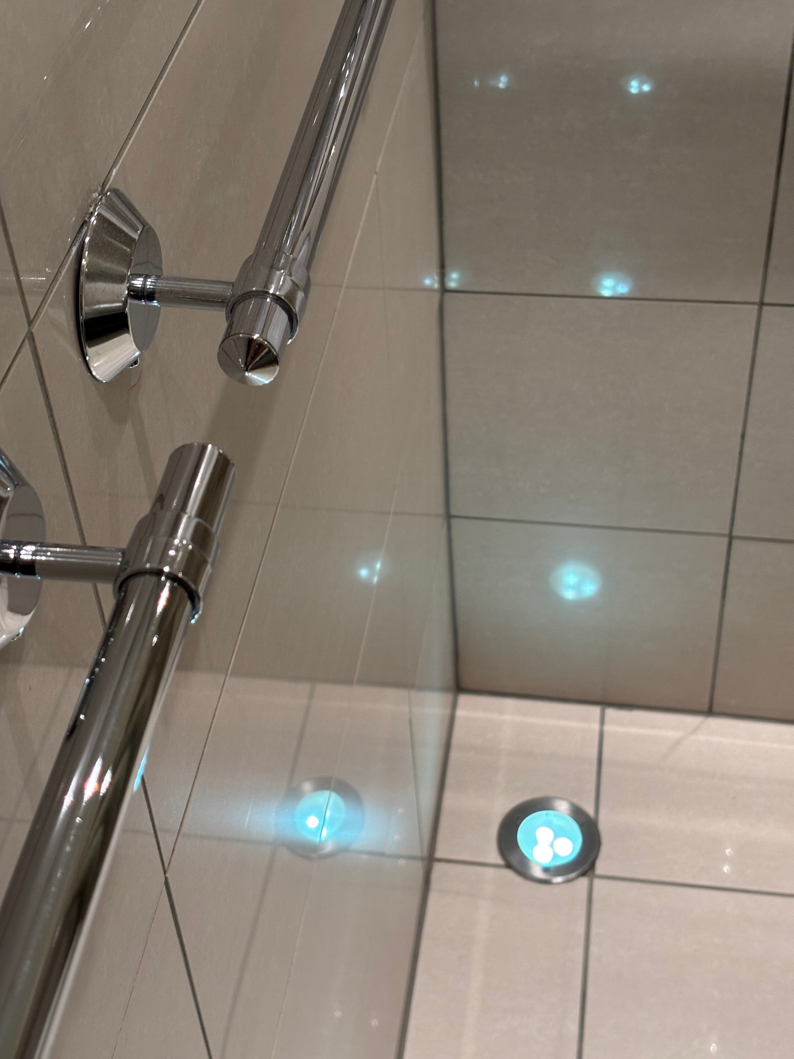 Flislagt bad m upstream/downlight belysning