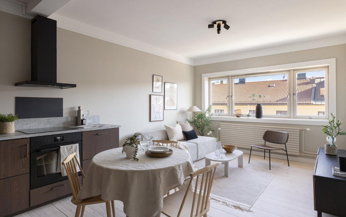 Kombinasjon av god takhøyde, gjennomgående planløsning og store vindusflater gir rikelig naturlig lys og en god romfølelse.