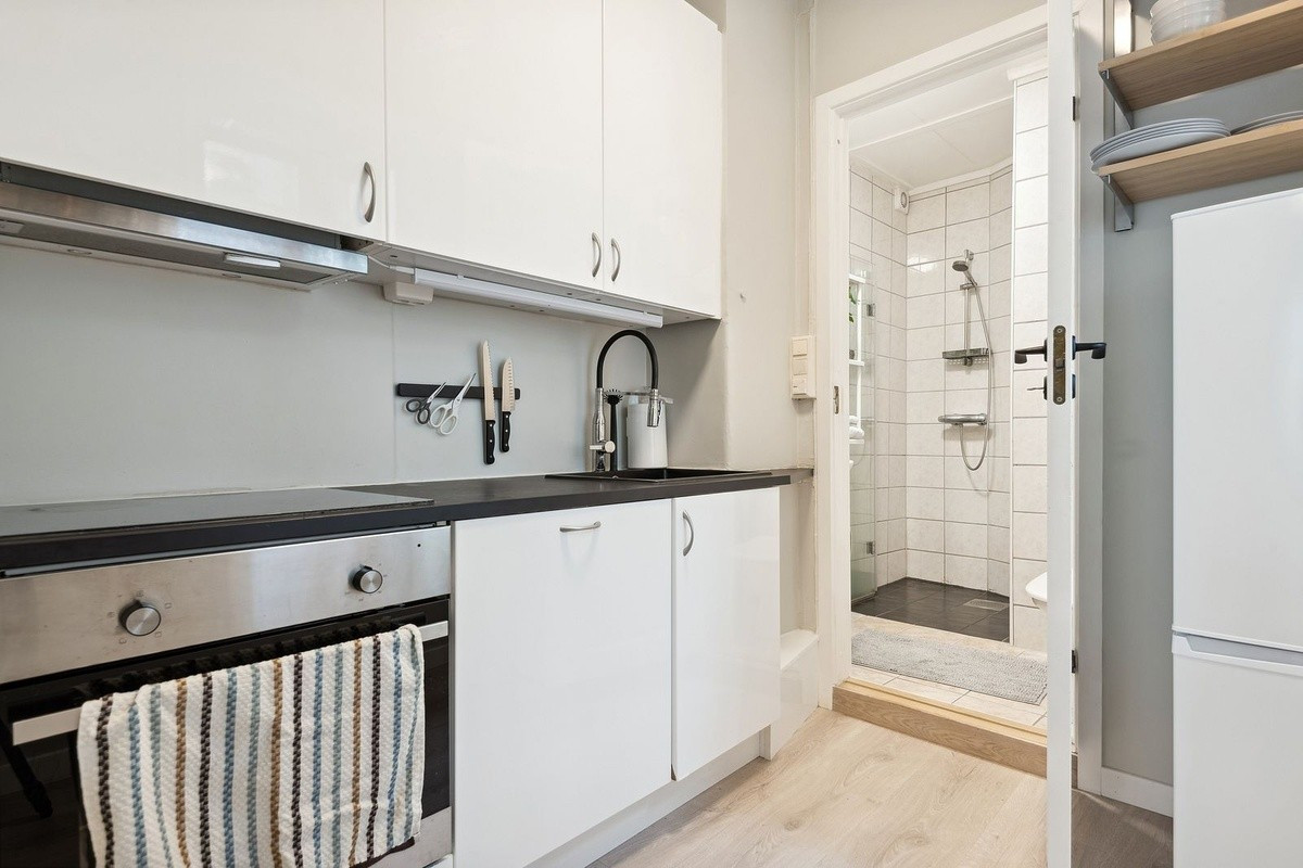 Kjøkkenet har platetopp, stekeovn og ventilator integrert.