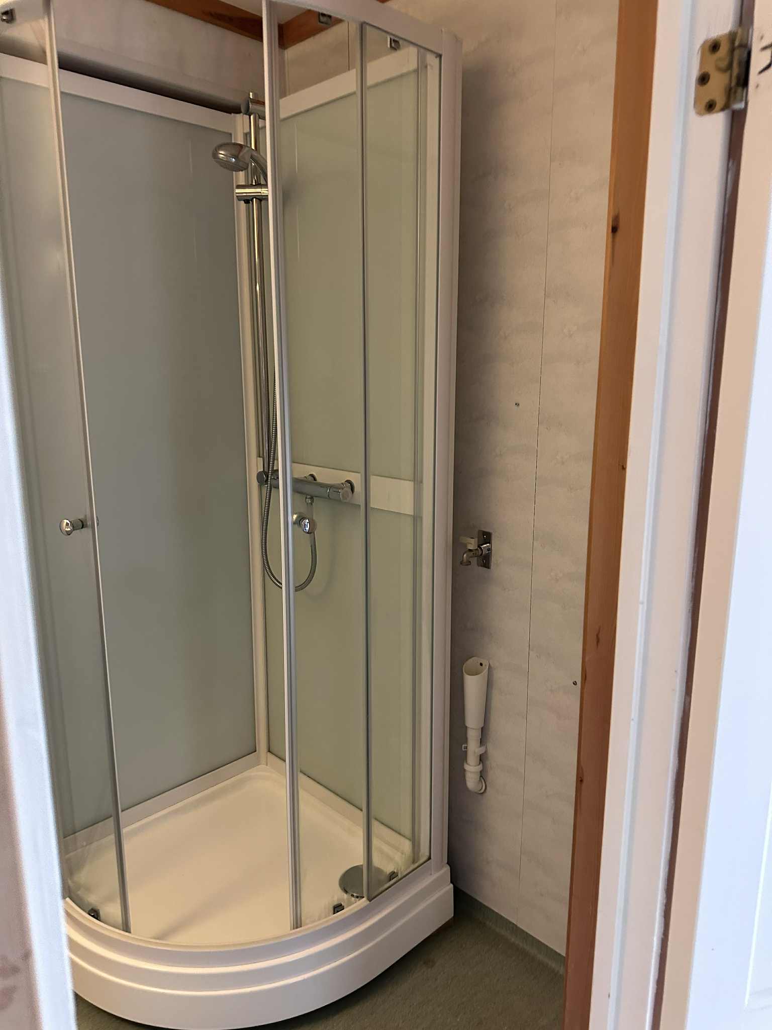 Dusjkabinett og vaskemaskinplass