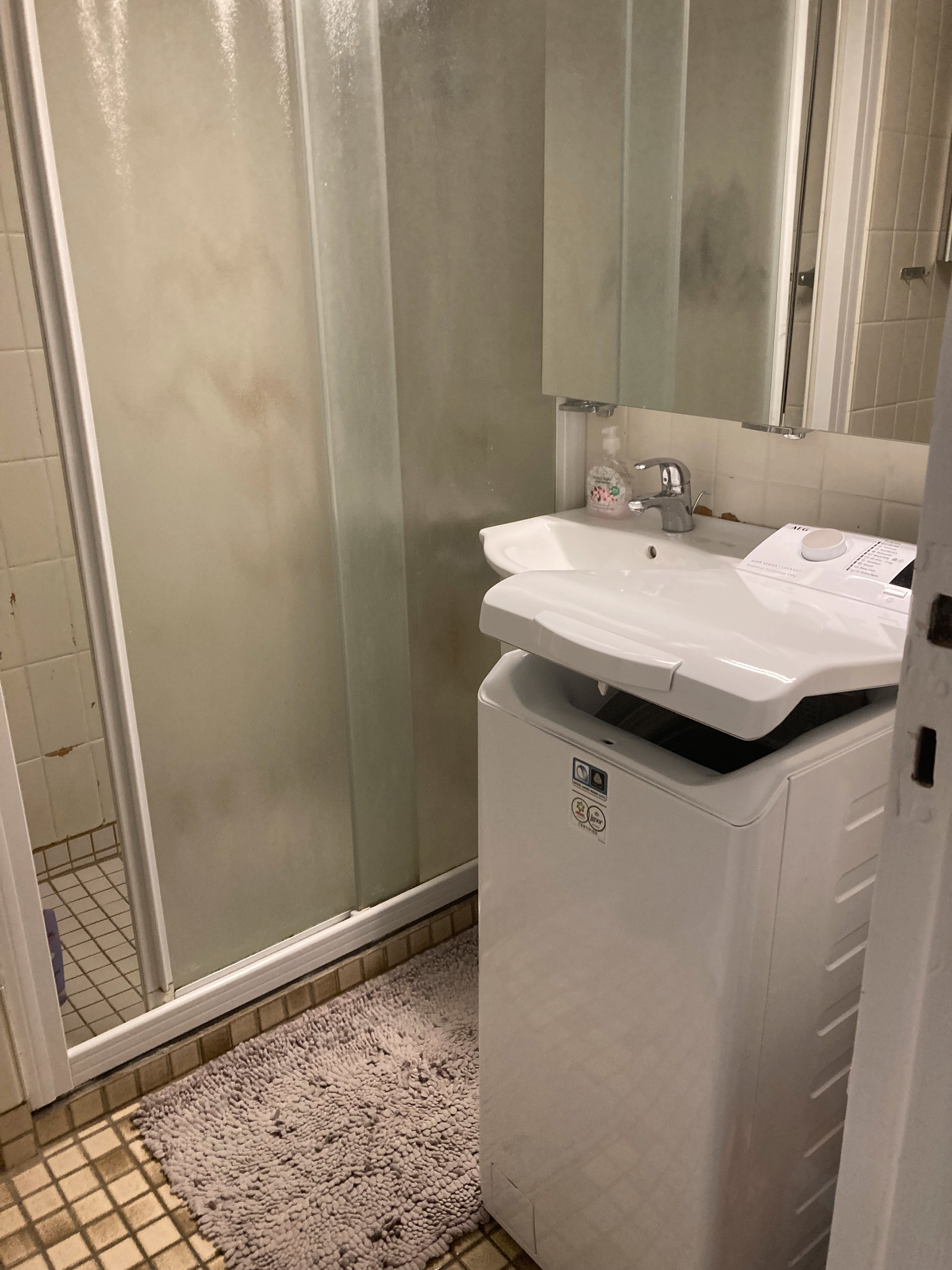 bad med dusj og vaskemaskin