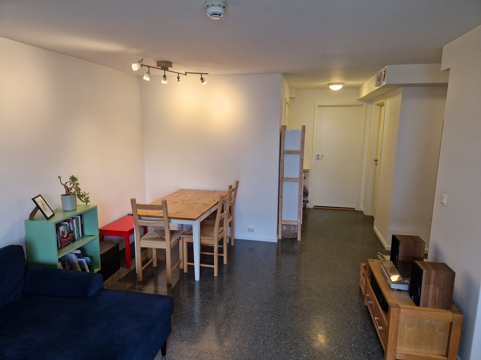 Stue med god plass til spisestuemøbler.