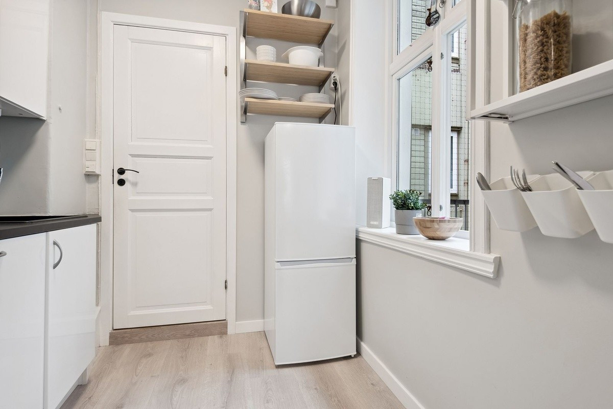 Kjøkken med en praktisk og funksjonell utforming. Hvitevarer følger med.