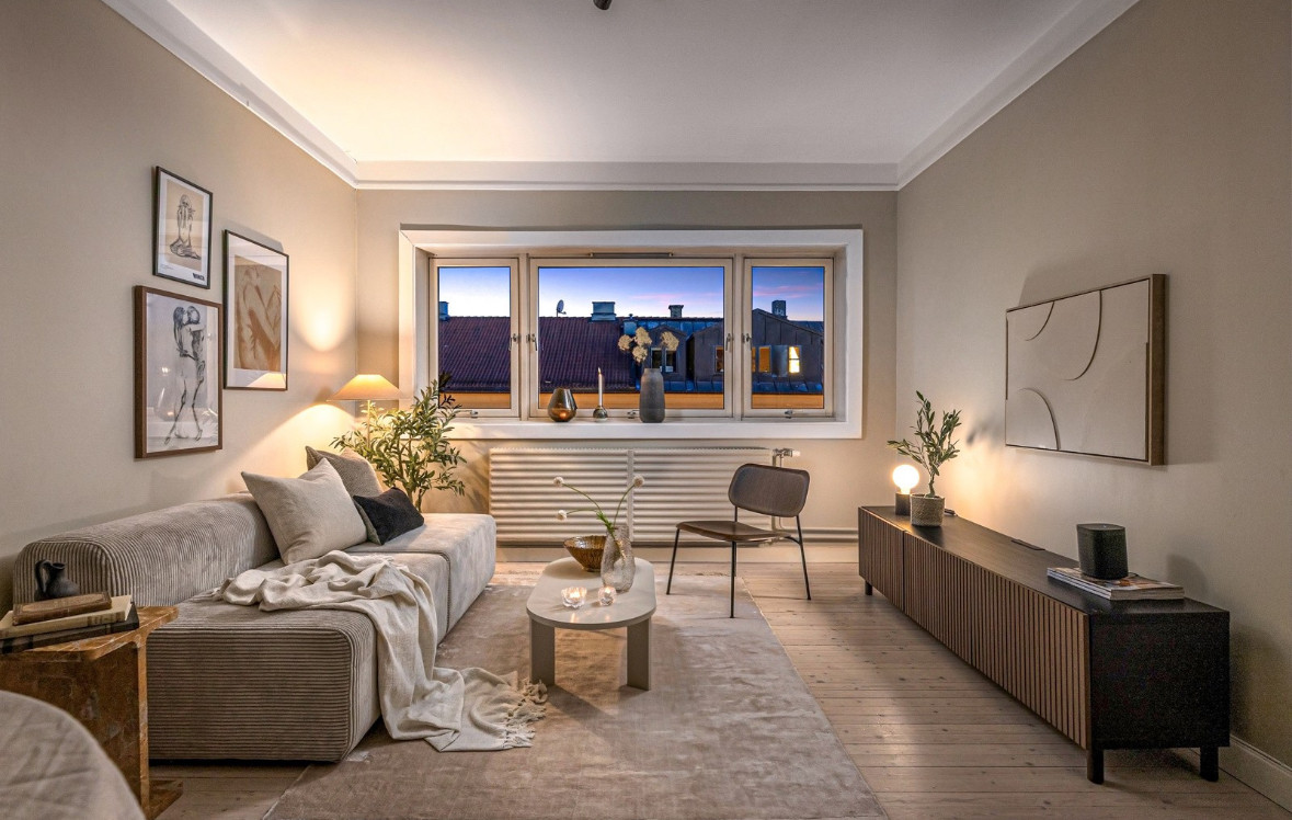 Leiligheten er gjennomgående god standard med nyslipt (hvitpigmentert) originalt tregulv, nymalte overflater i moderne fargevalg, stilrent kjøkken fra 2024, samt tidløst baderom som ble pusset opp i regi av sameiet i 2015.