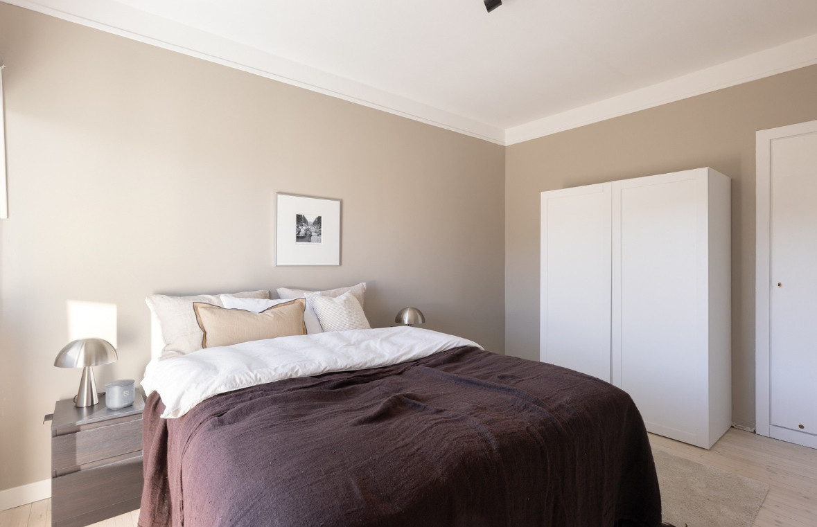 I tillegg til garderobeskap-muligheter har hovedsoverommet også et plassbygget skap/kott av god størrelse.