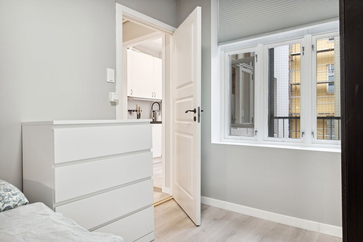 Soverommet har plass til dobbeltseng, garderobeskap og nattbord.