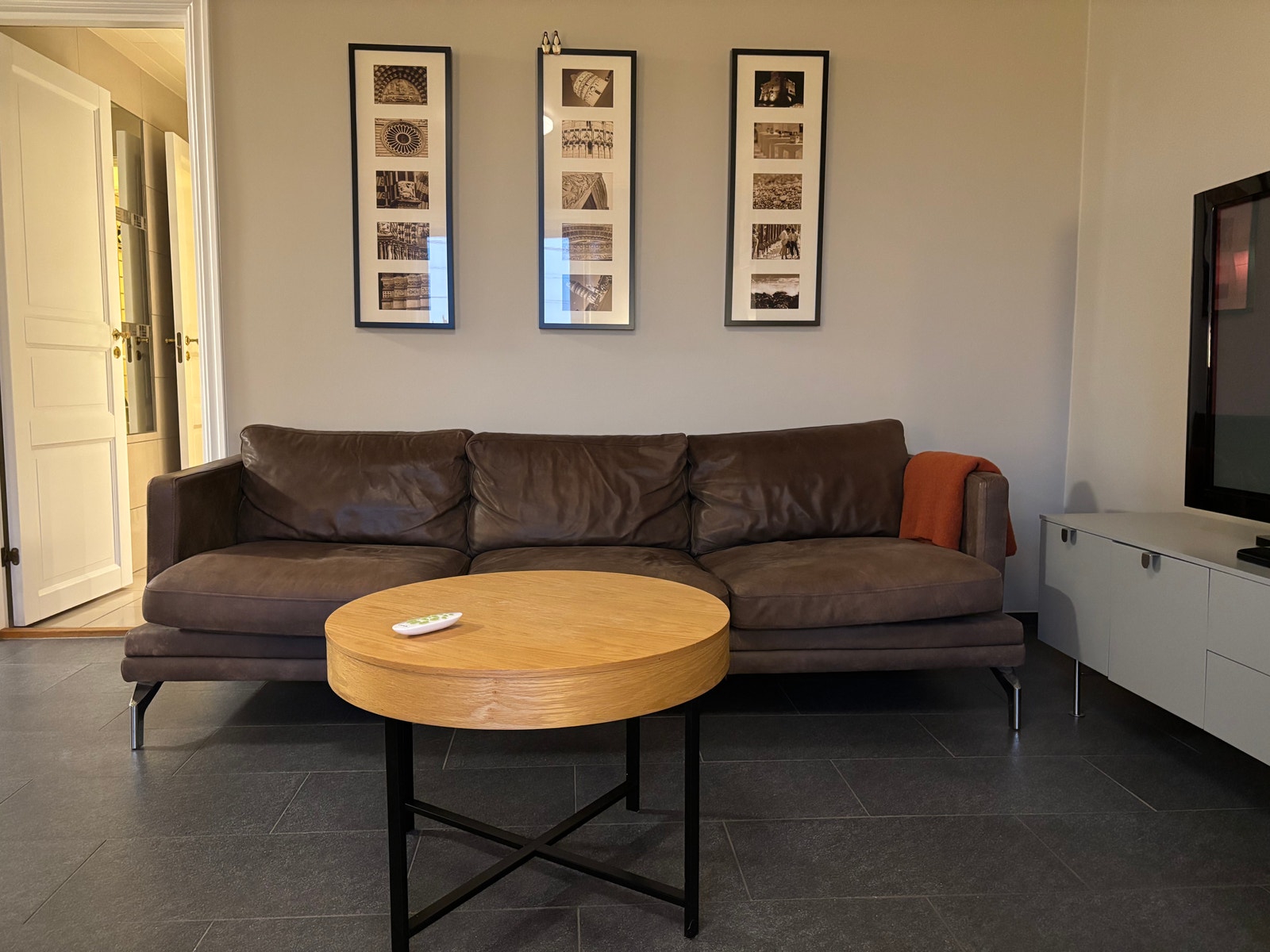 Italiensk skinnsofa med loungebord