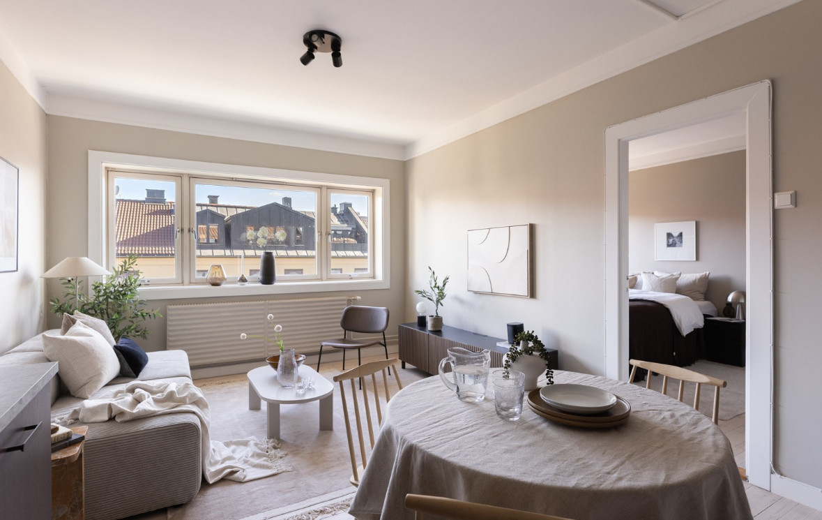 Lys og luftig stue med store vindusflater som gir rikelig med naturlig lys fra toppetasjen.