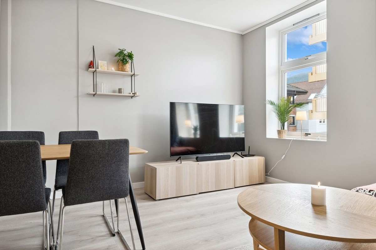 Stue med 55" smart-TV fra Samsung