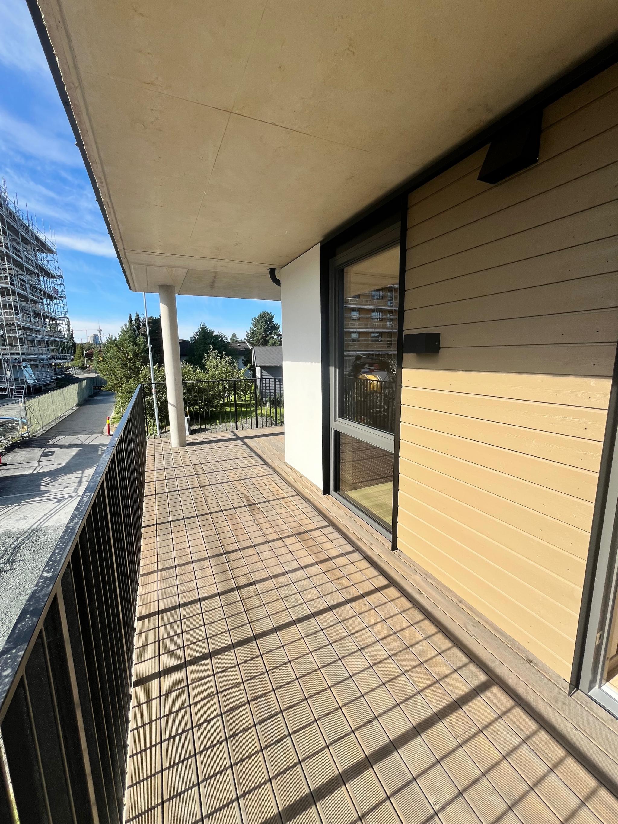 Uteområdet. Sør og vestvendt balkong