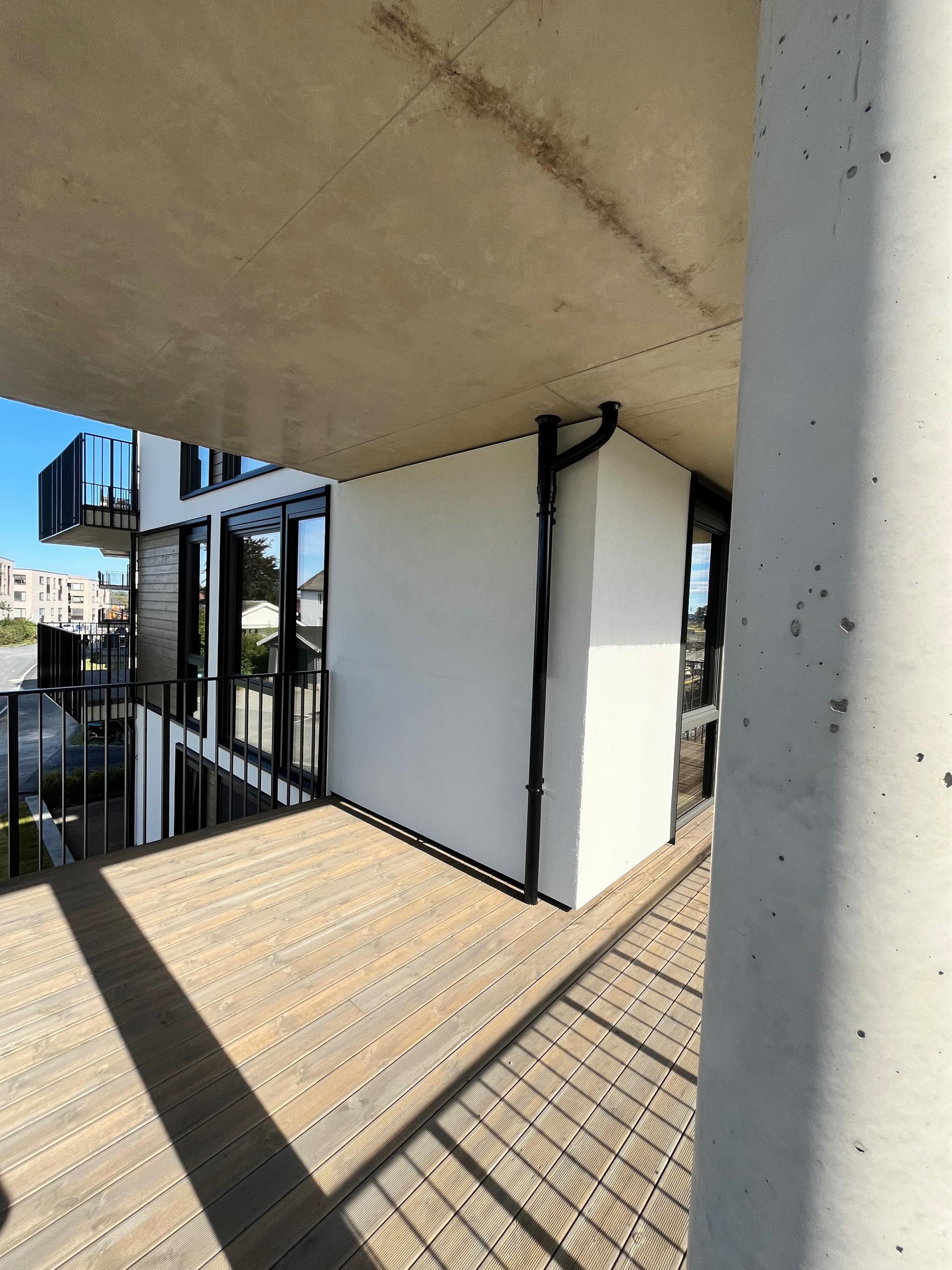 Uteområdet. Sør og vestvendt balkong