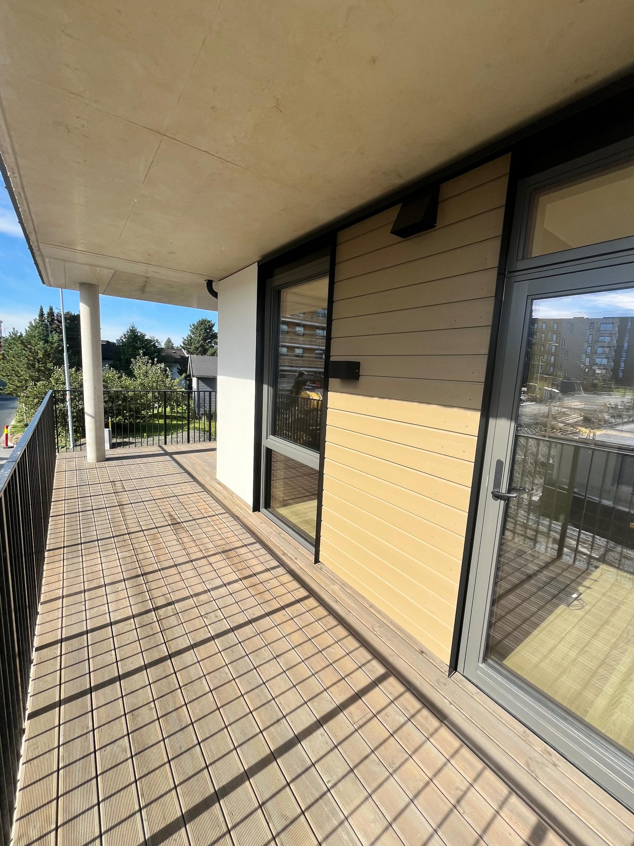 Uteområdet. Sør og vestvendt balkong