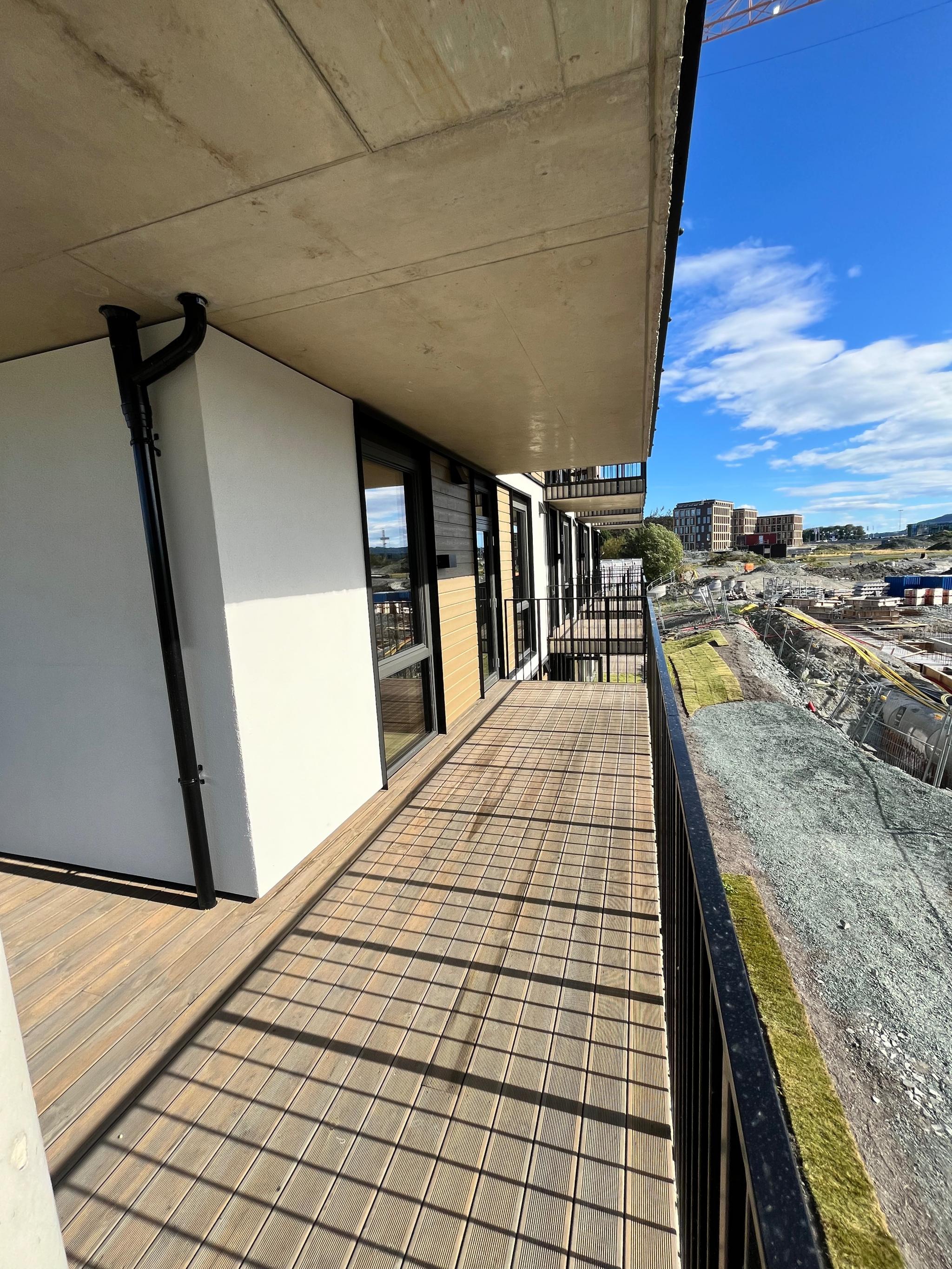 Uteområdet. Sør og vestvendt balkong