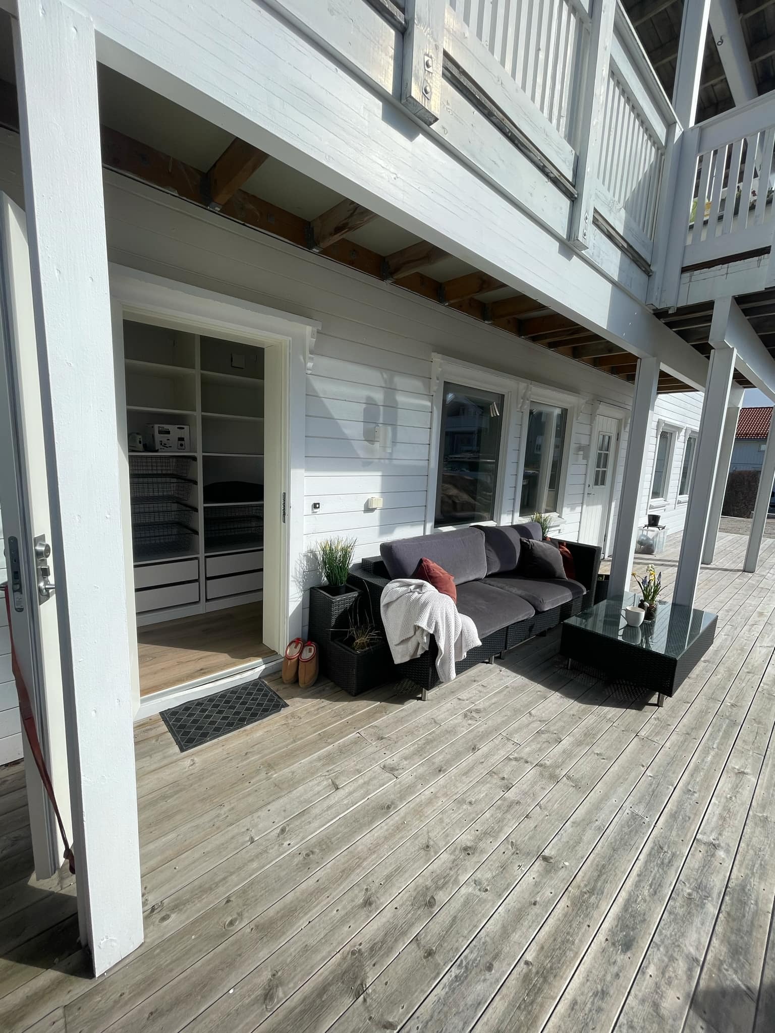 Utemøbler følger i utgangspunktet  ikke med i leie, kun for illustrasjon av uteareal. 