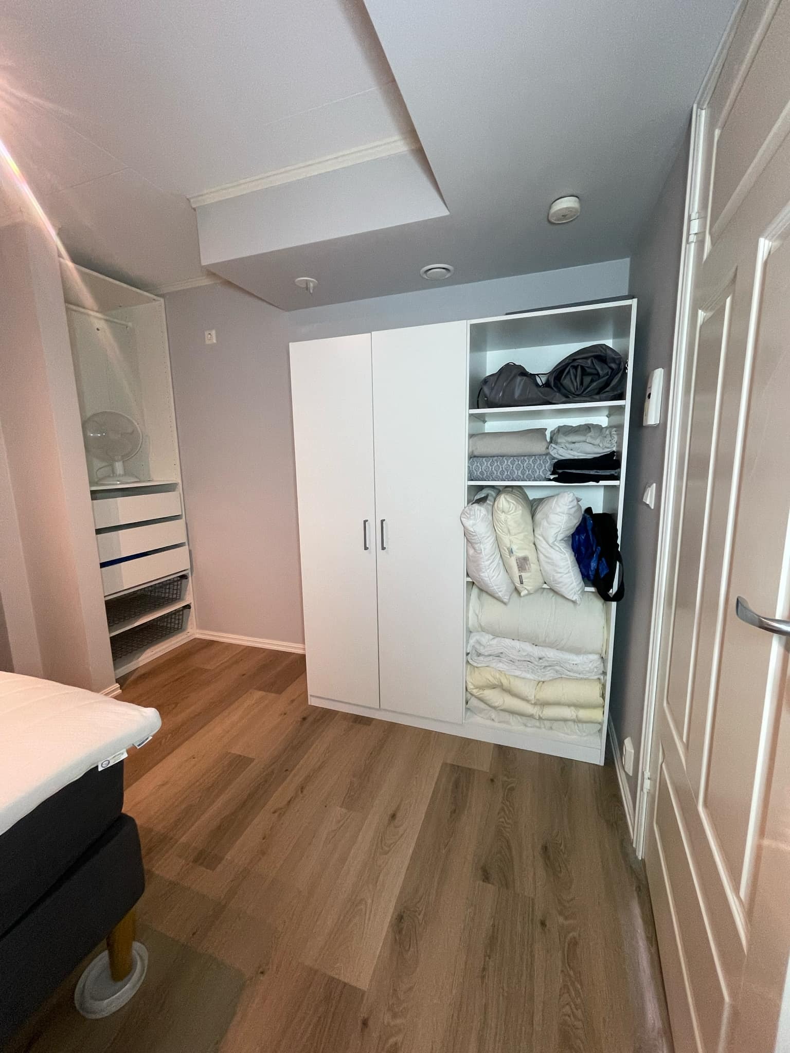 Gode lagringsmuligheter på soverom.