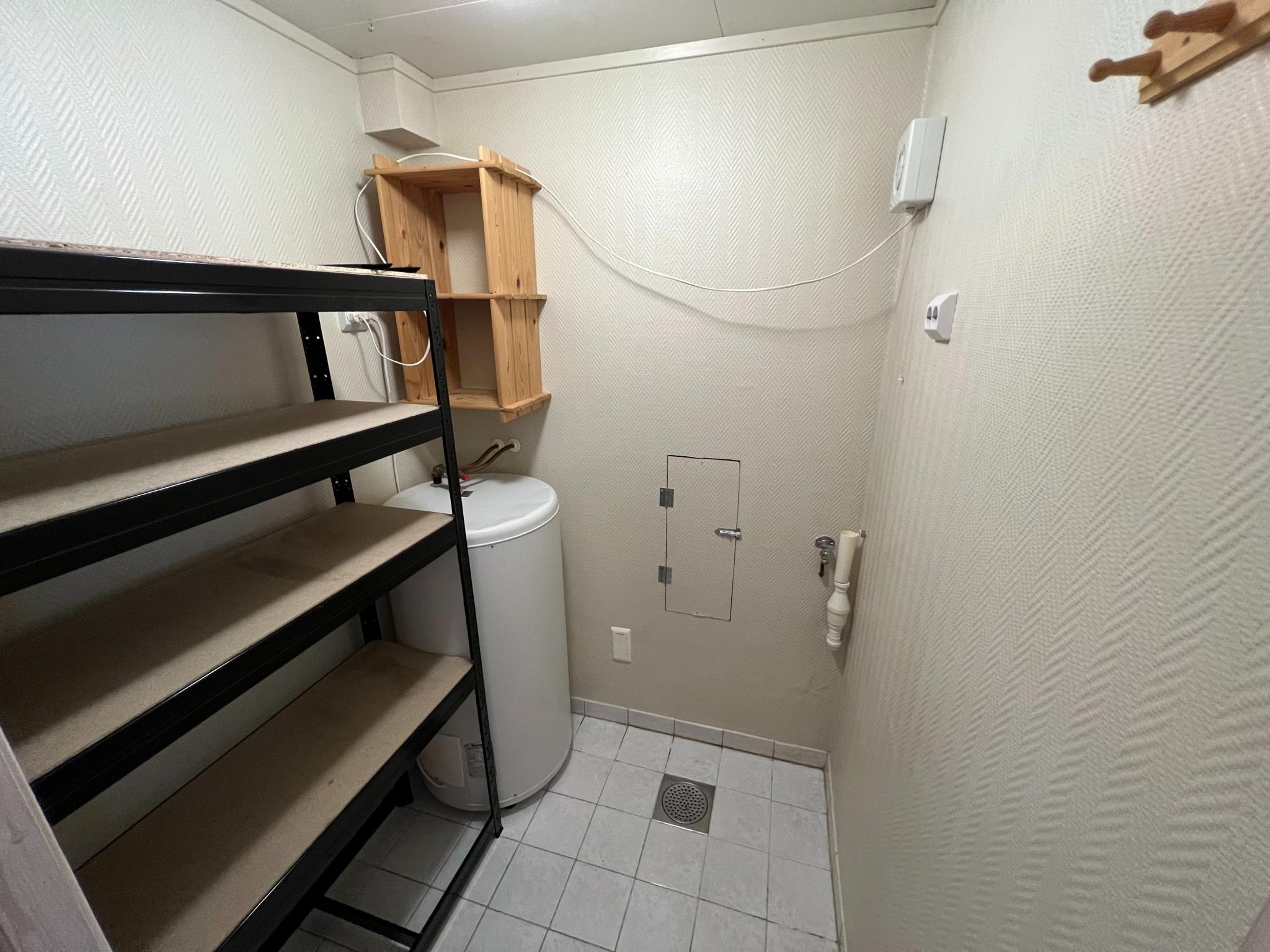 Bod med egen varmtvannsbereder, samt opplegg for vaskemaskin og sluk i gulv