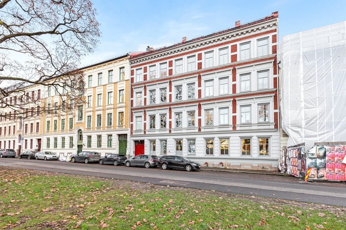 Leiligheten er i nederst til høyre med to vinduer mot Sofienbergparken.