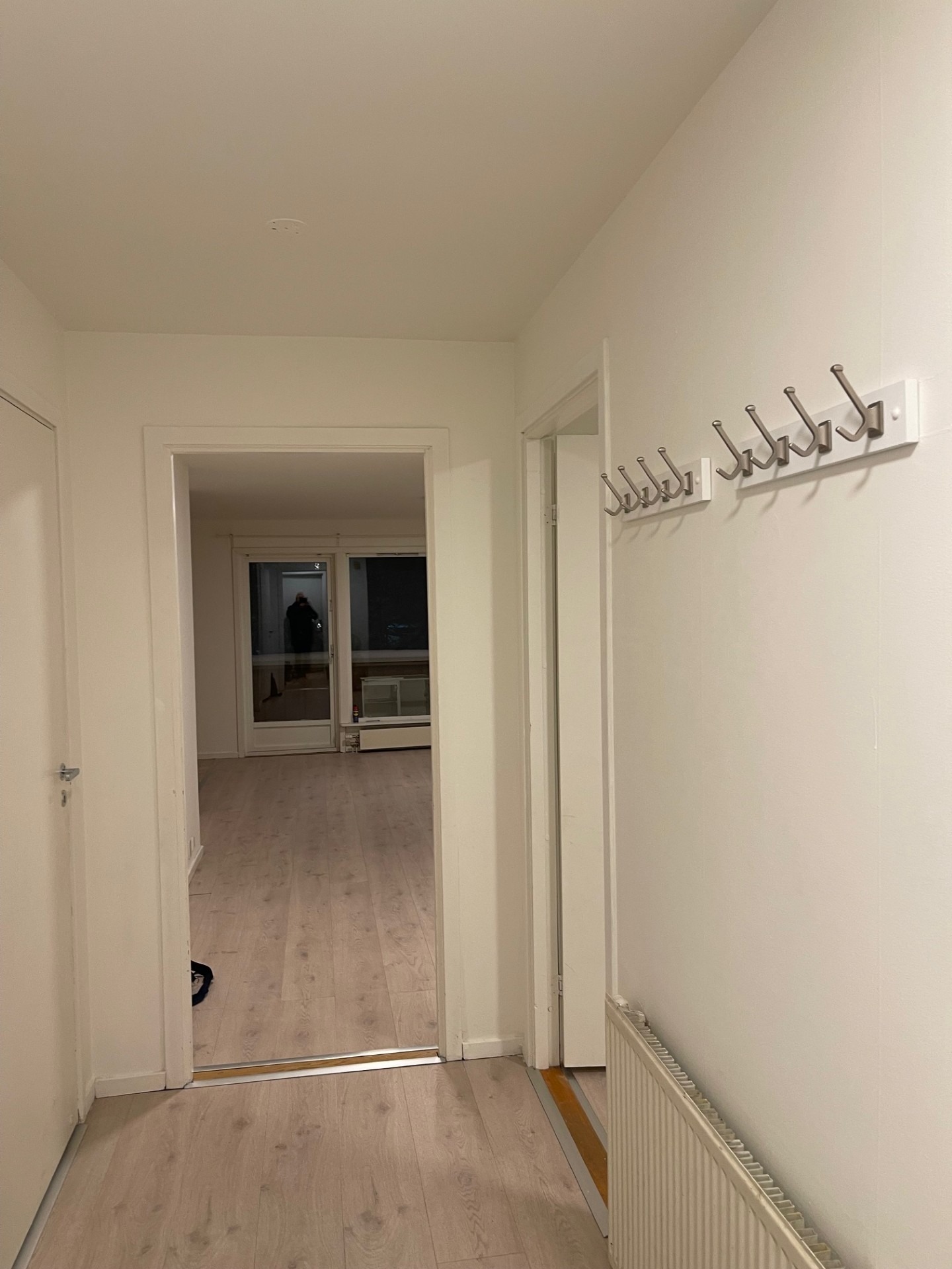 Innsyn mot stue fra entre