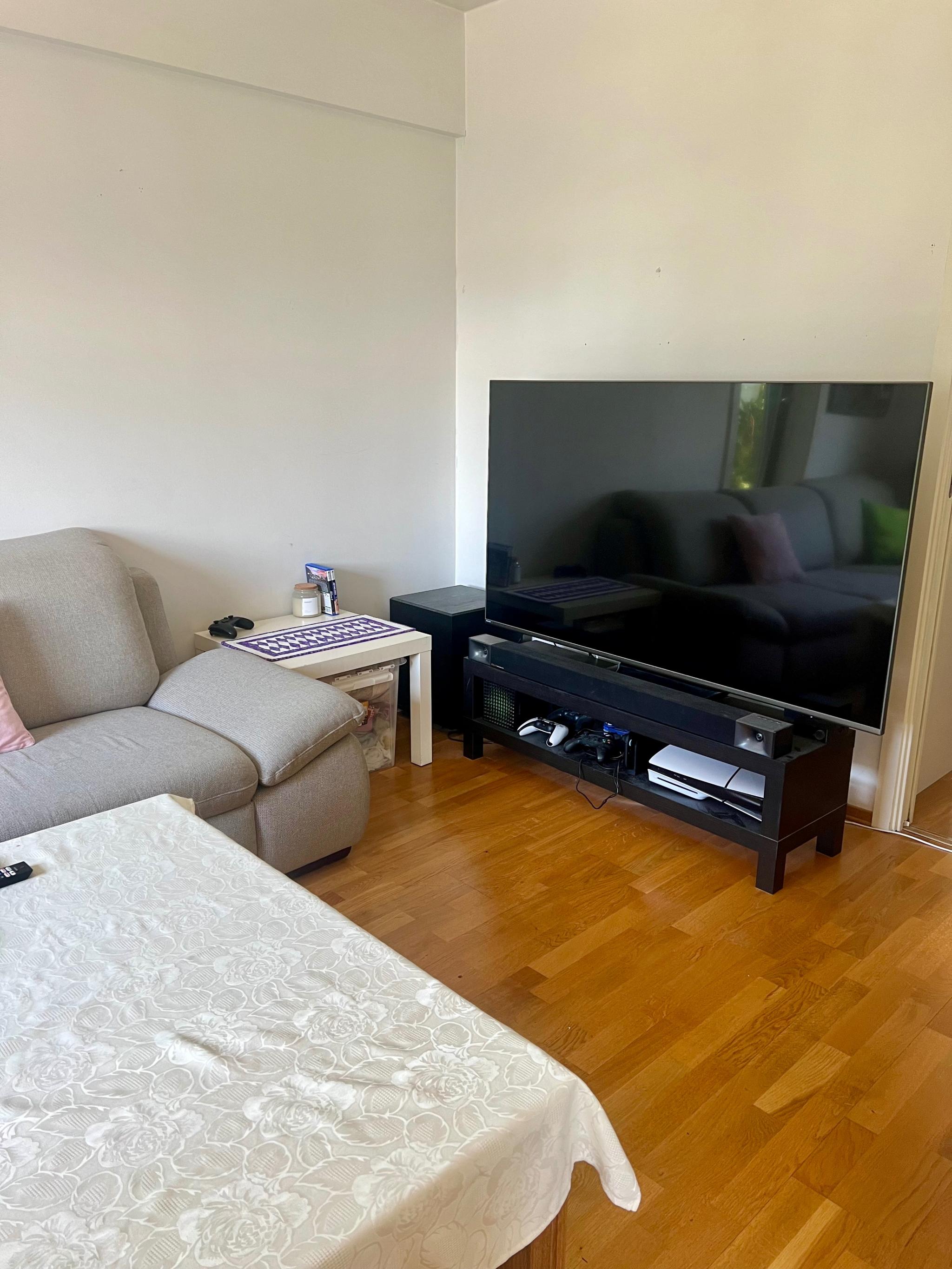 Stue/kjøkken. Romslig rom med god plass for å innrede med spisebord og sofa/TV-krok