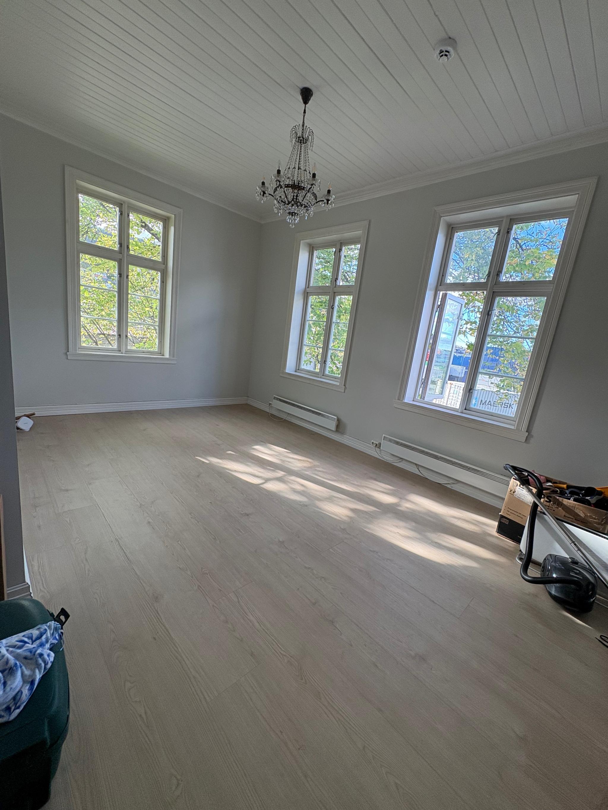 Stue/kjøkken med inngang fra gang som deles med en annen leilighet. 