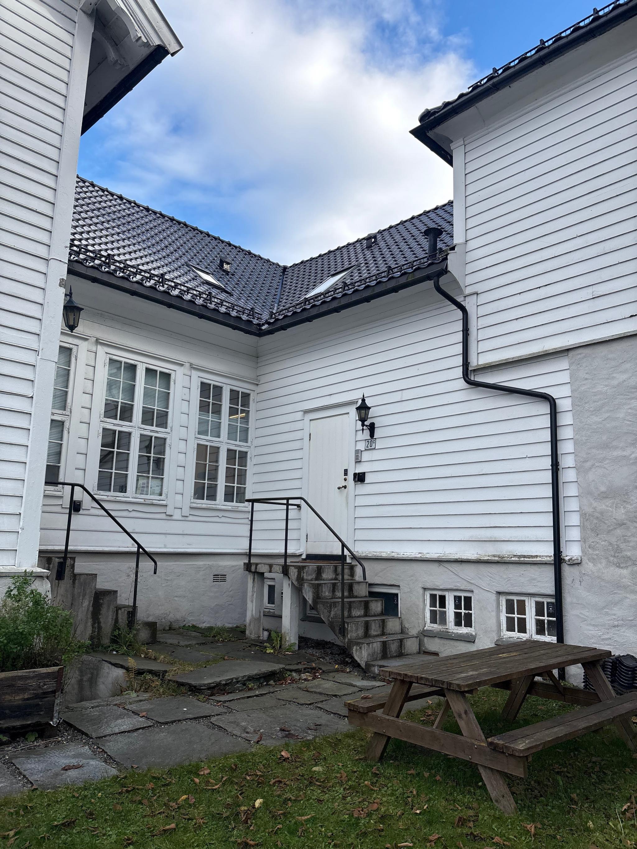 Inngang til de 2 leilighetene i O.J. Brochs