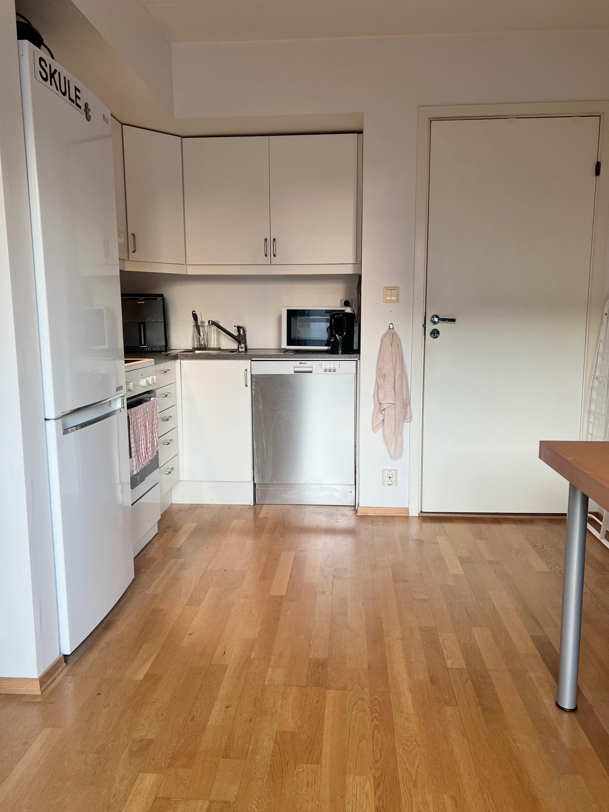 Stue/kjøkken. Romslig rom med god plass for å innrede med spisebord og sofa/TV-krok