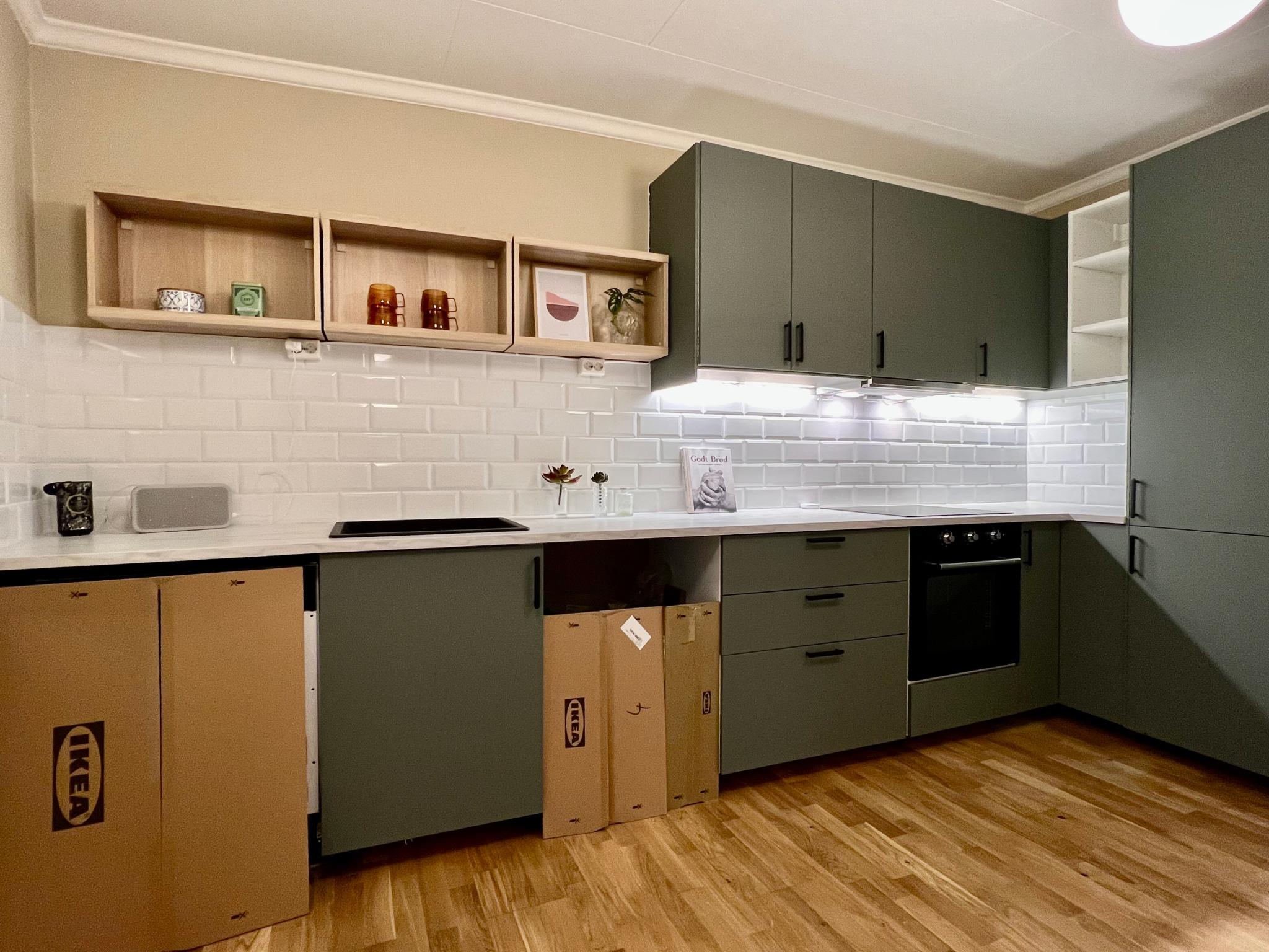 Kjøkken med oppvaskmaskin, kjøleskap, komfyr og platetopp. Opplegg for smal vaskemaskin. Kjøkkenet er ferdig nå med alt av fronter.