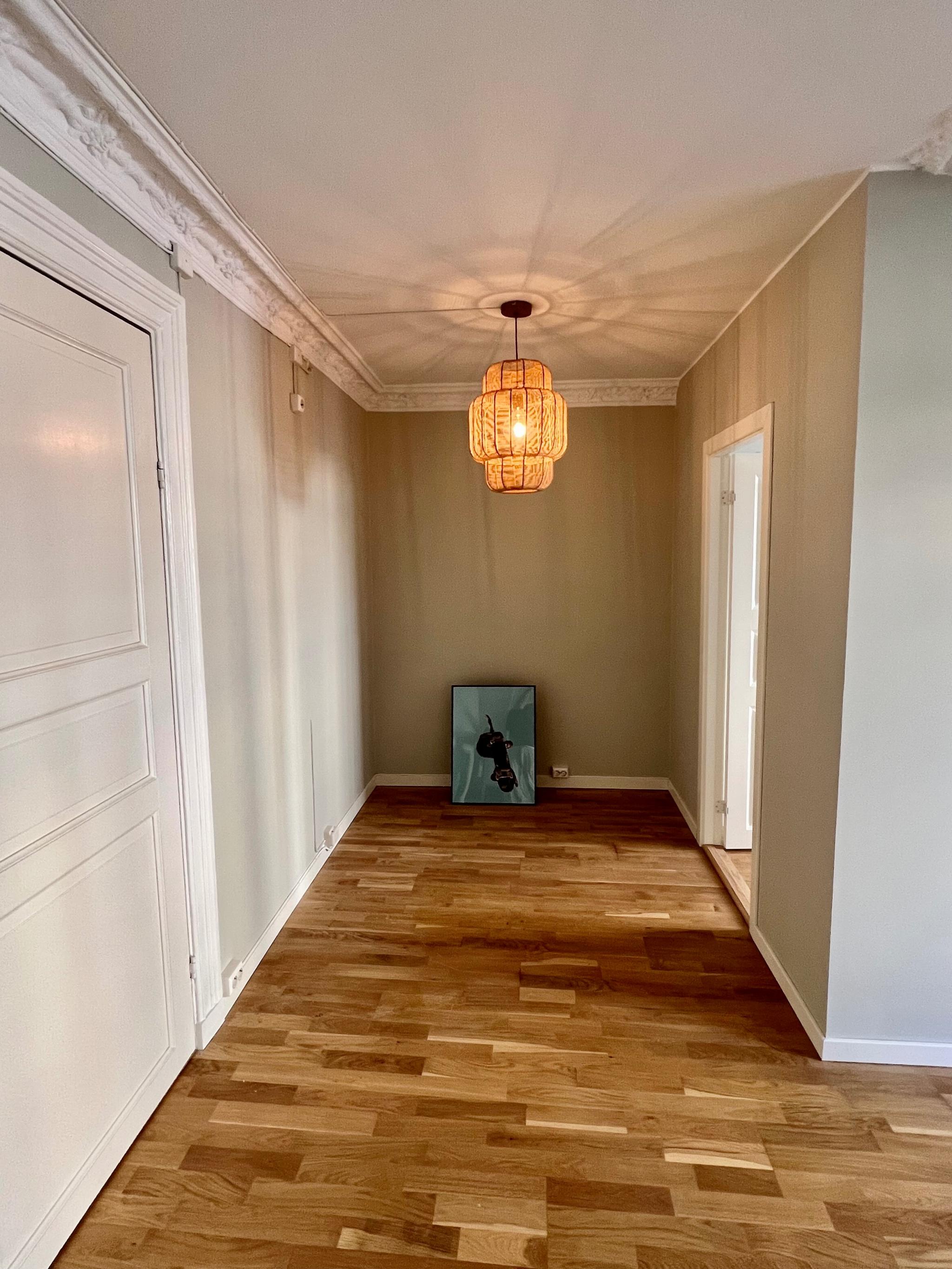 Plass til spisebord i stuen.