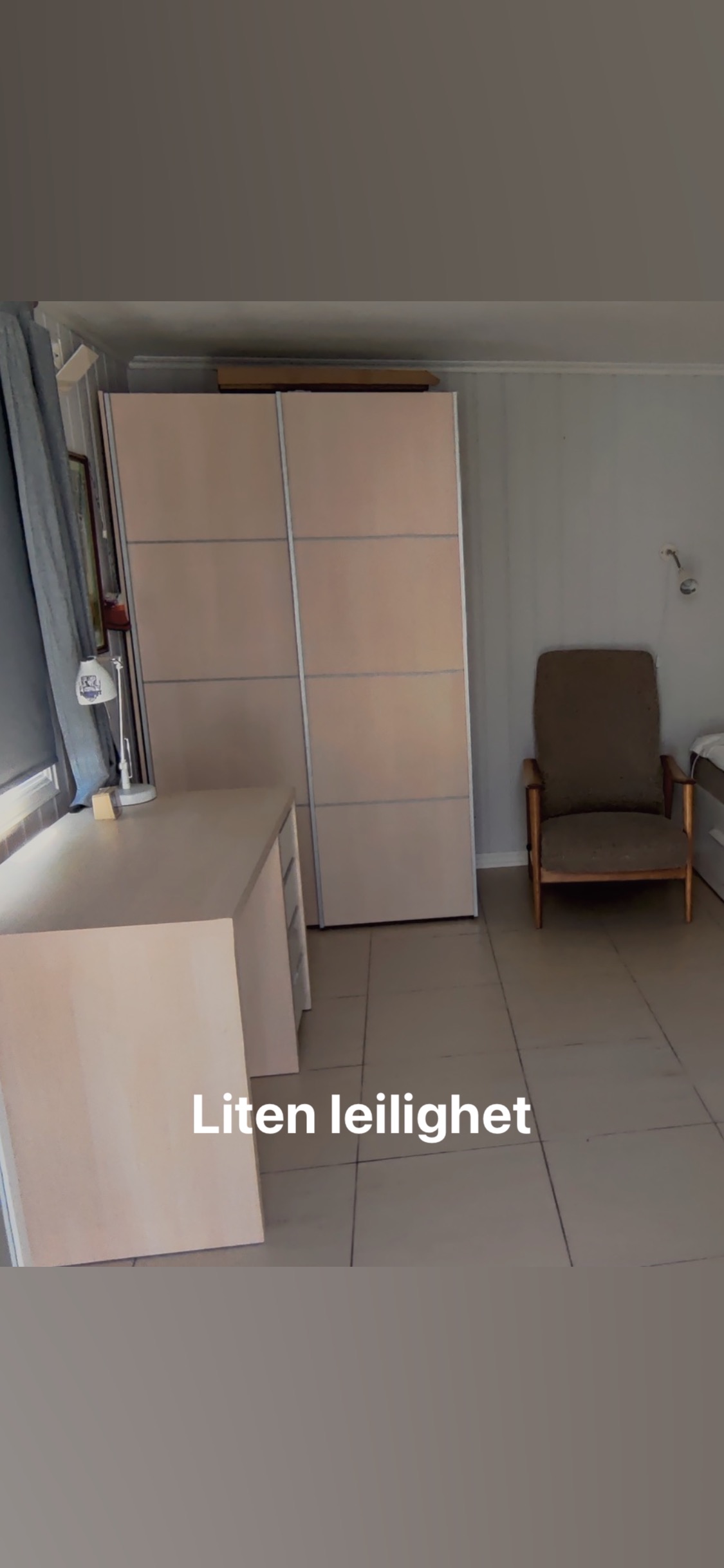 Kontor er vinterisolert. Varmekabler i gulvet. 