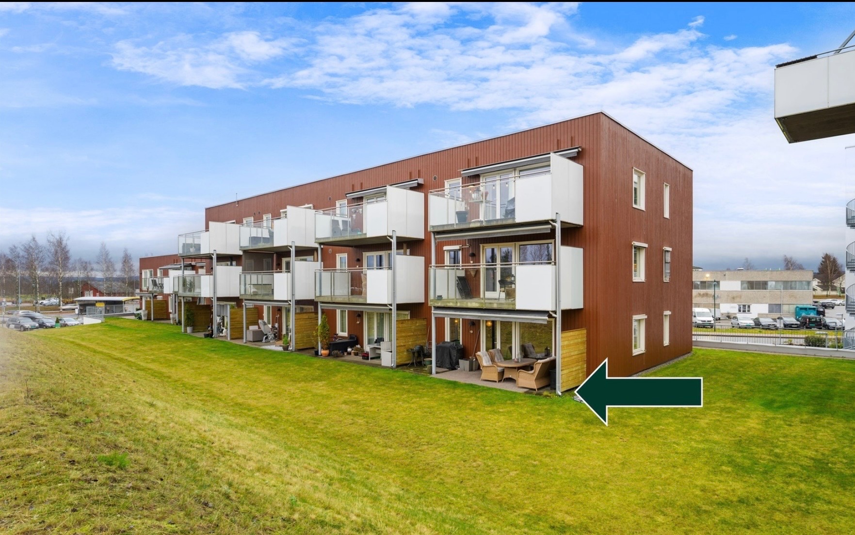 Markterrasse og felles hage på baksiden