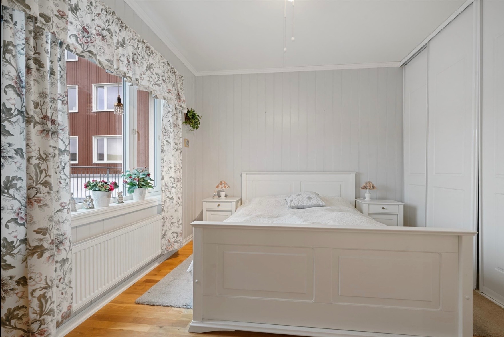 Hovedsoverom med stor skyvedørsgarderobe