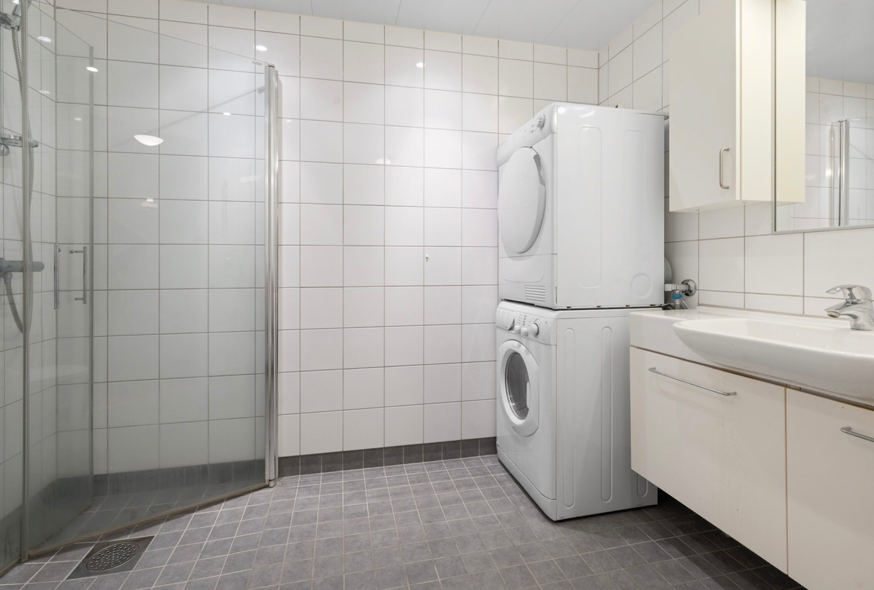 Bad med opplegg til vaskesmaskin og tørketrommel