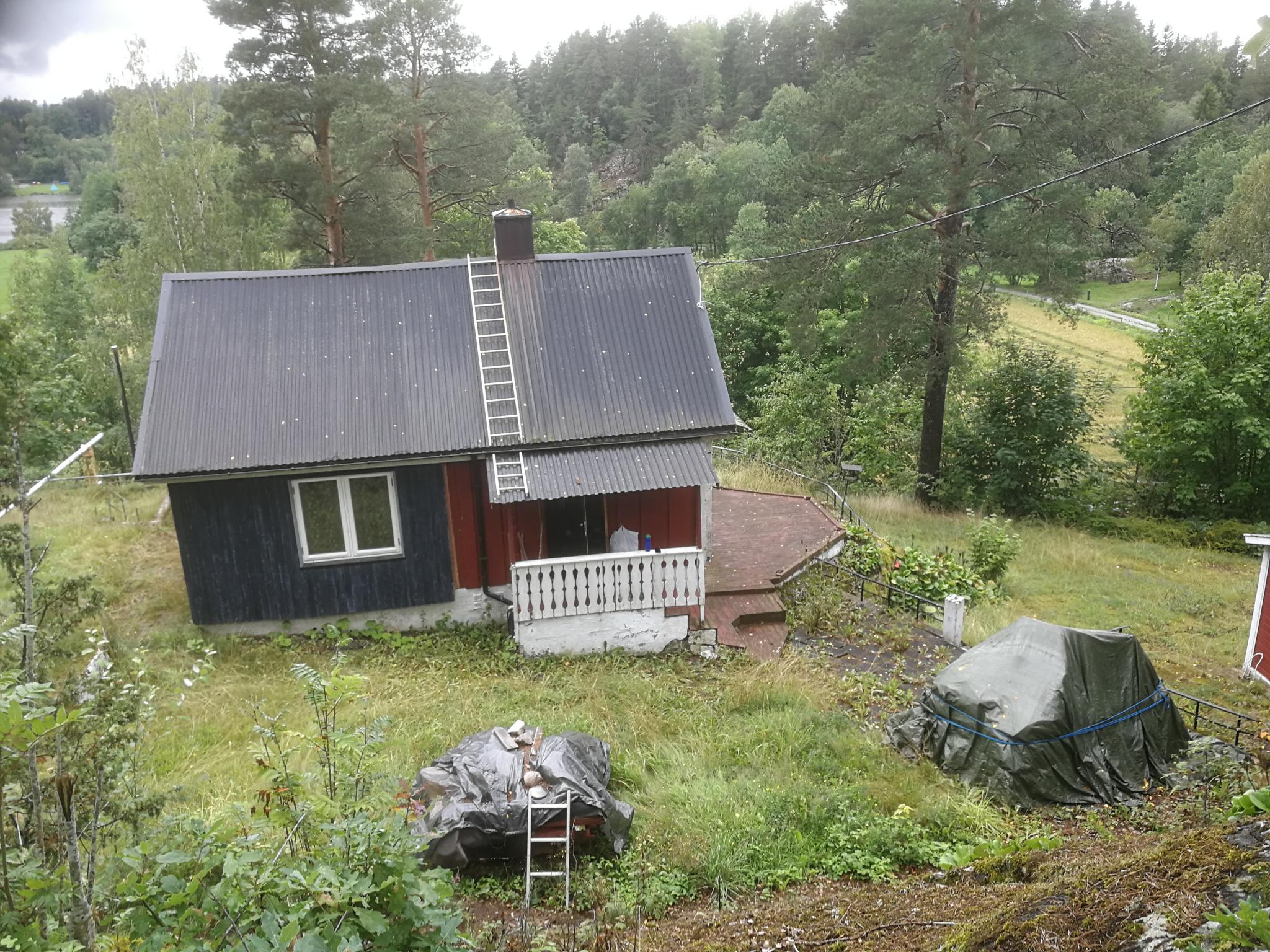 Påbegynt skifting av panel og isololering utvendig. 