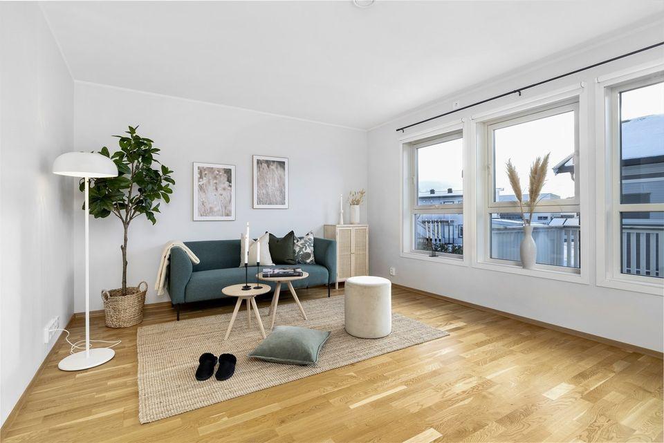 Stuen med utgang til balkong