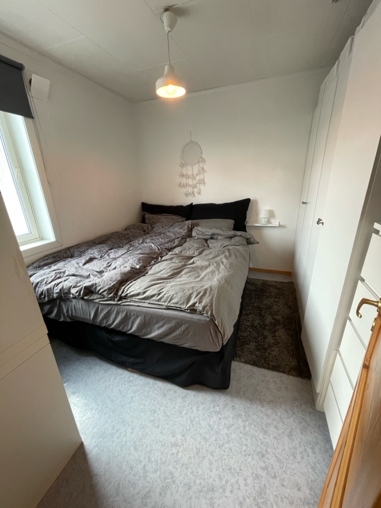 Stort soverom med plass garderobe skap og dobbelt seng  